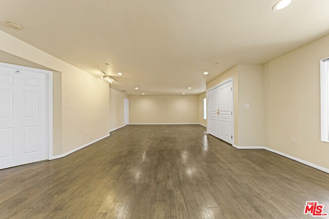Building Photo - 6815 Baird Ave