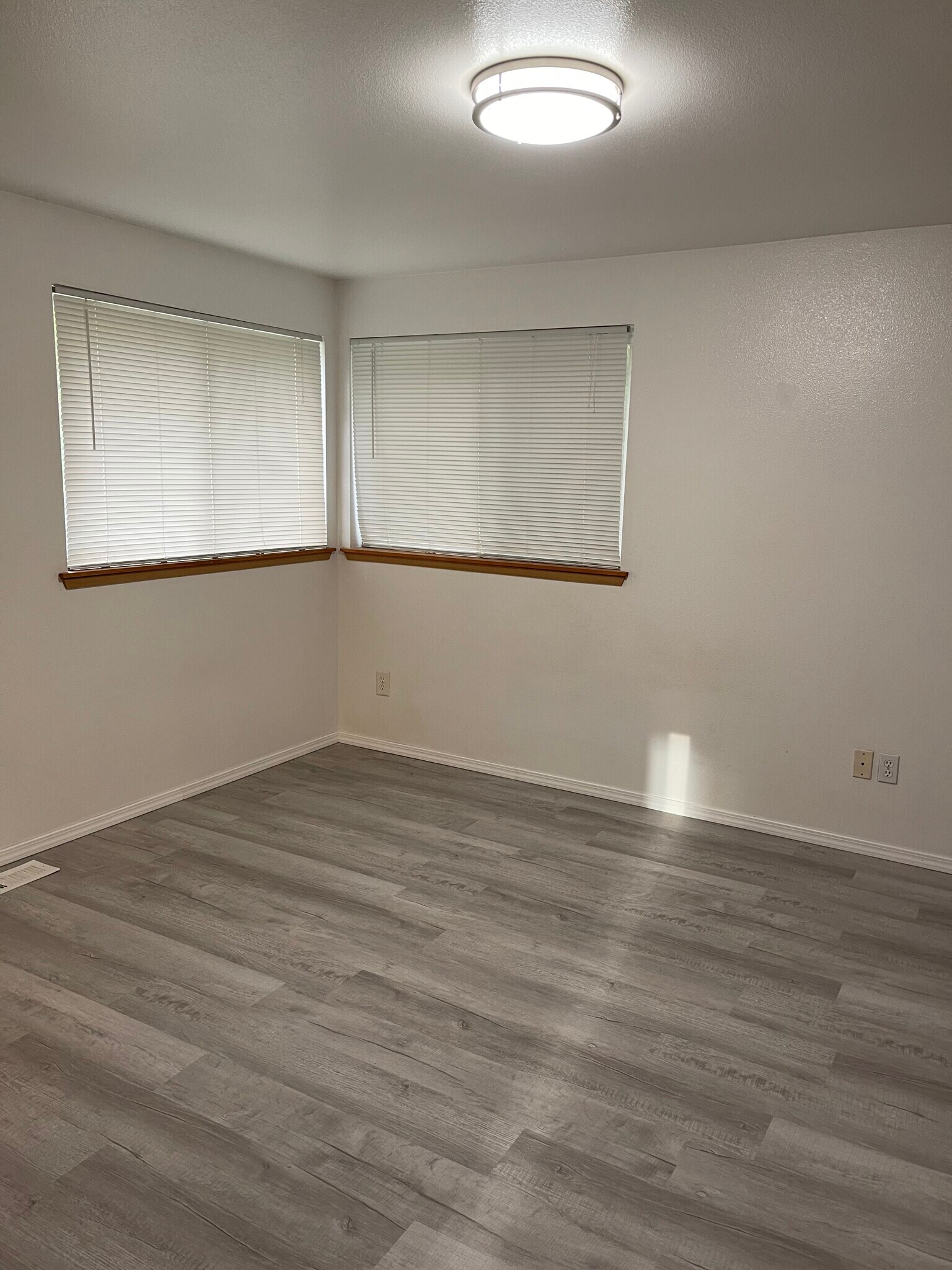 Building Photo - 242 Bower Ln