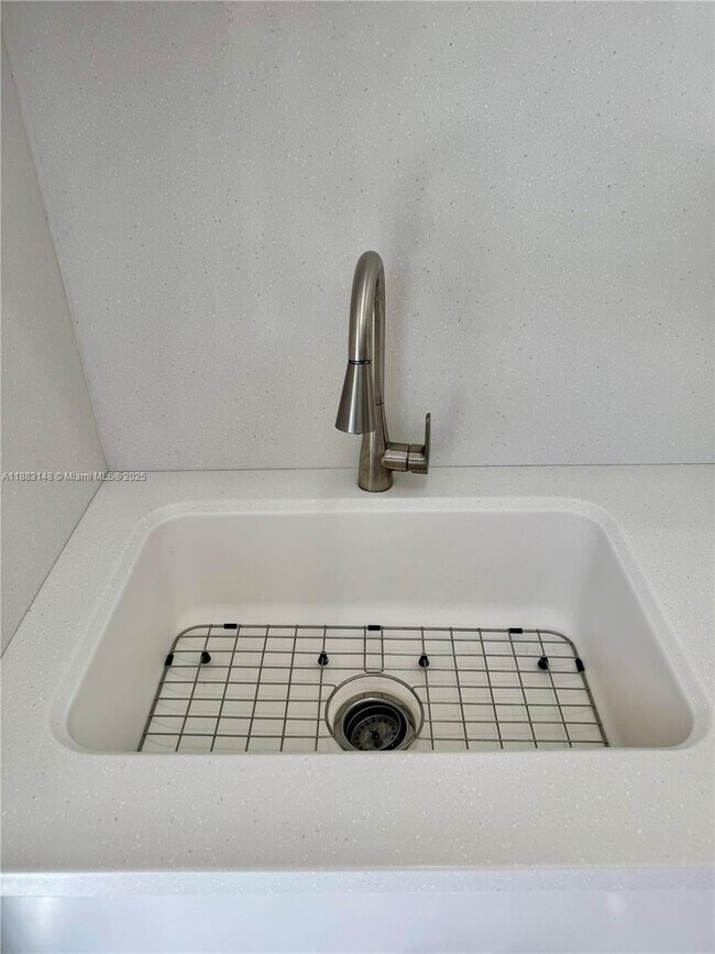 Building Photo - 2740 W 61st St