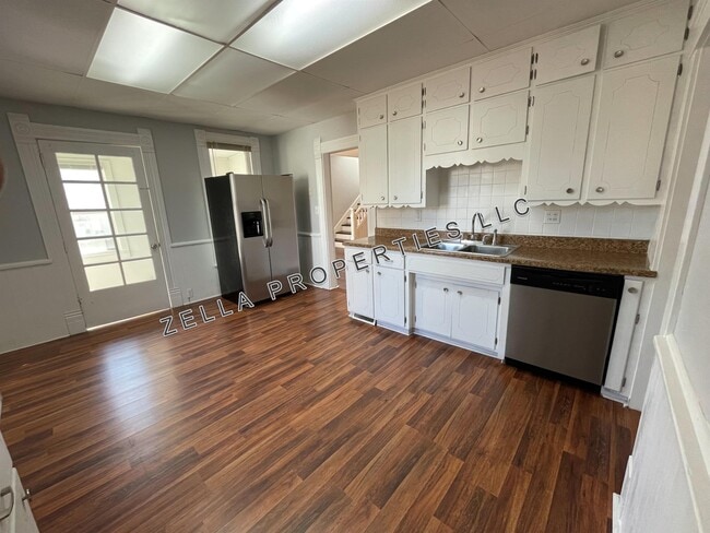 Building Photo - 407 E Burgess St