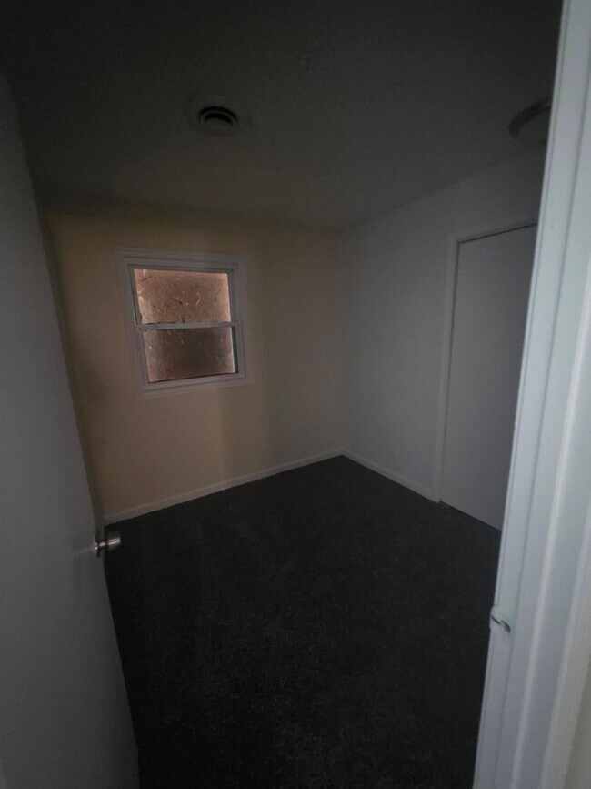 Building Photo - LIMITED TIME**NO APPLICATION FEE**1/2 OFF ...