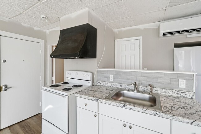 Building Photo - Studio Apartment in Hudson MA | 1 Bath | Easy Move-In