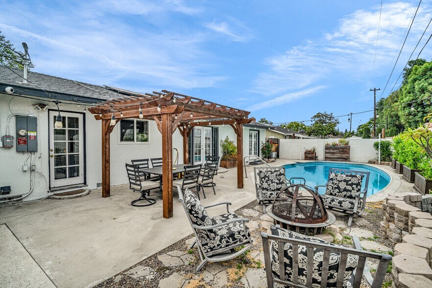 Pergola and Fire Pit - 1880 N Greengrove St