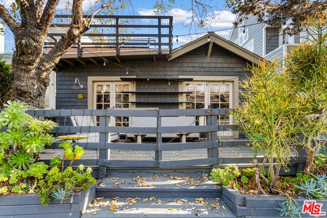 Building Photo - 416 Sherman Canal