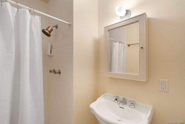 Building Photo - 150 King St