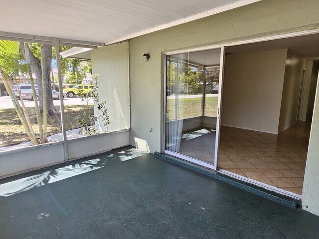 Building Photo - Annual Unfurnished 2 Bedroom 2 Bathroom Duplex with a Carport on Venice Island!