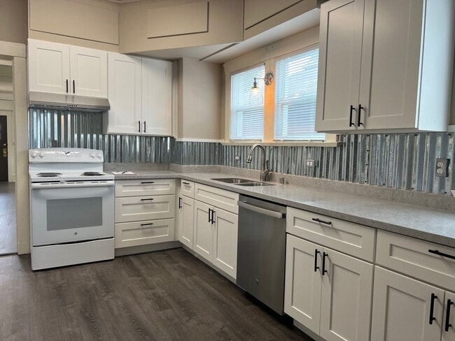 Building Photo - Great 8 Bedroom House Very Close to University of Washington