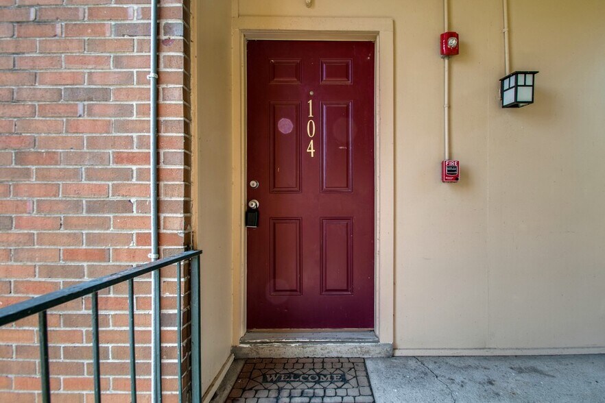 Building Photo - 515 Basswood Ave