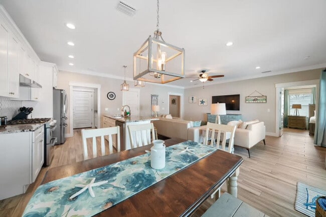 Building Photo - 121 Christmas Tree Ln