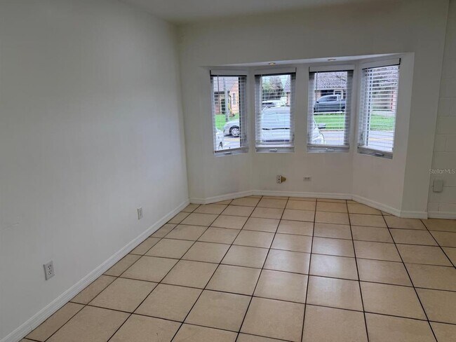 Building Photo - 2510 Sandalwood Dr