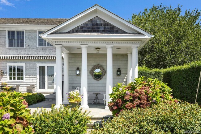 Building Photo - 10 Horse Meadow Ln