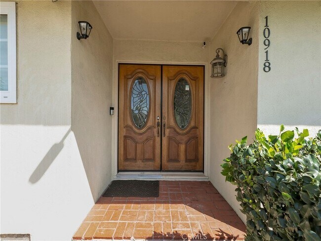 Building Photo - 10918 Reseda Blvd