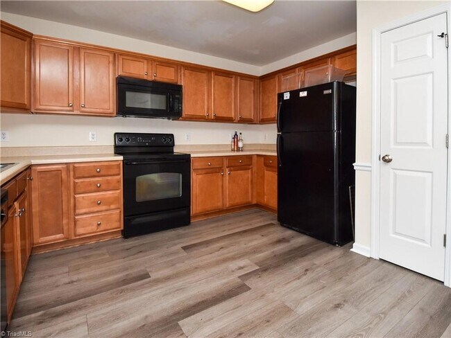 Building Photo - 3922 Village Park Ct
