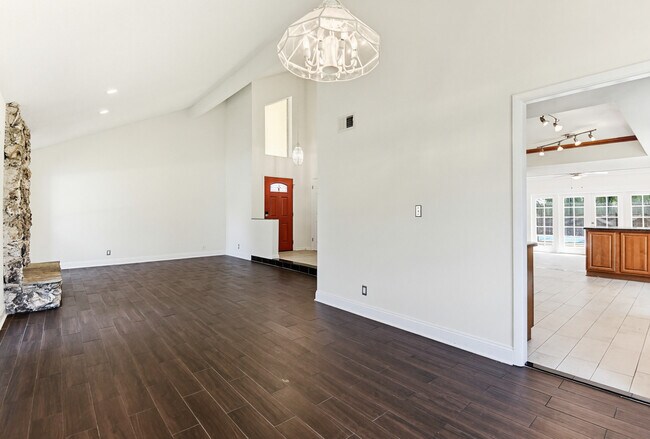 Building Photo - 6 Baywood Dr