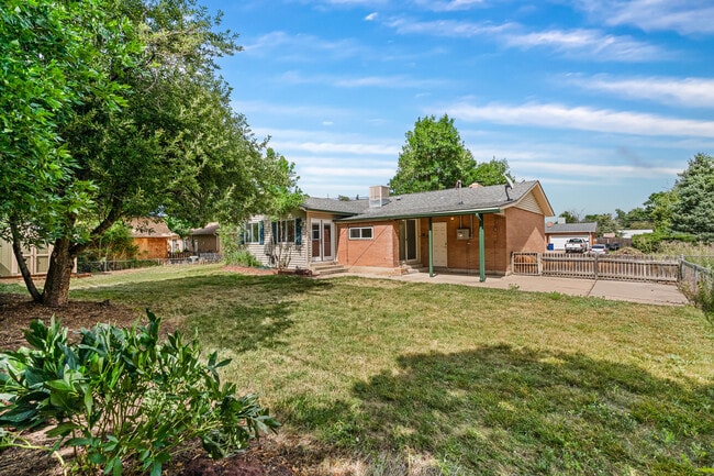 Building Photo - 571 S Taft St