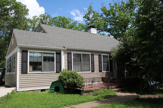 Building Photo - 325 Pine Ridge Rd