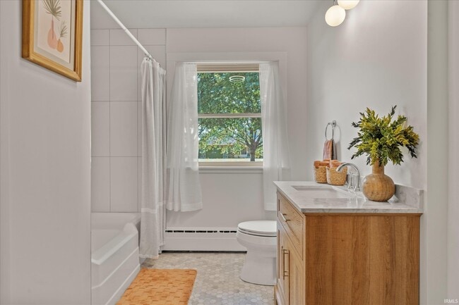 Building Photo - 2121 E Madison St