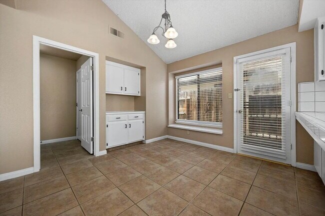 Building Photo - Beautiful 3 Bedroom, 2 Bathroom Home with Spacious Yard!