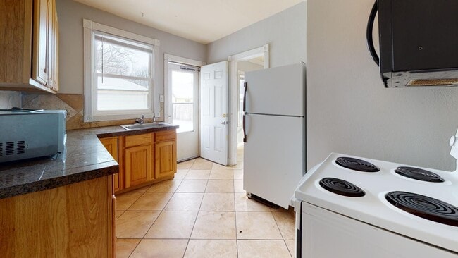 Building Photo - AVAILABLE AUGUST 1st, Cute, 2-story Duplex