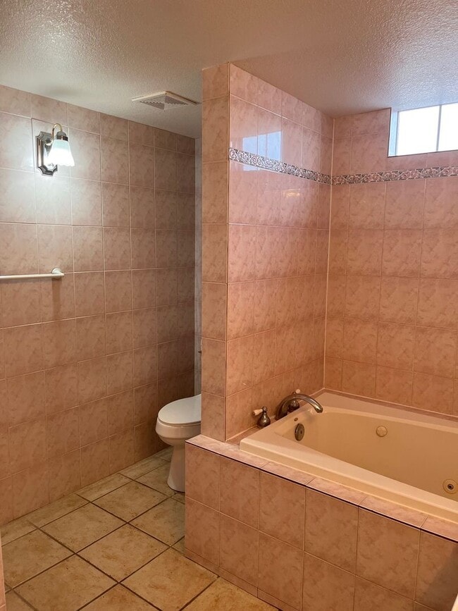 Building Photo - Mannetta Lane Condo / 2 BR - 1st Floor
