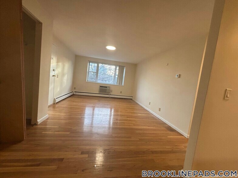 Building Photo - 110 Babcock St