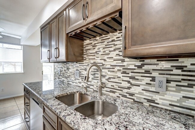 Building Photo - 2 bed 1 bath Condo in Victoria Crossing II