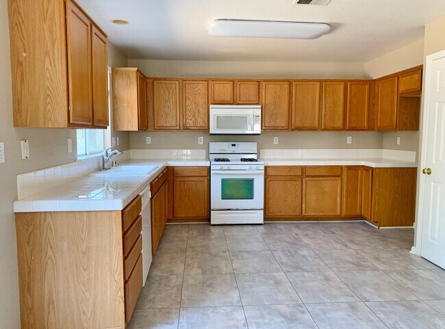 Building Photo - 4 Bedroom Home in Hollister