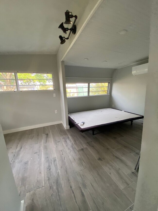 Building Photo - Island Living!