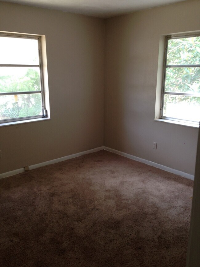 Building Photo - 3 Bed 1 Bath Home | Single Car Garage and ...