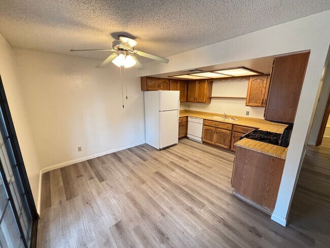 Building Photo - Gorgeous condo is a spacious 2Bed/2Bath un...
