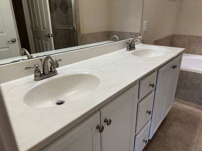 Building Photo - Condo in gated Anderson Creek Club!