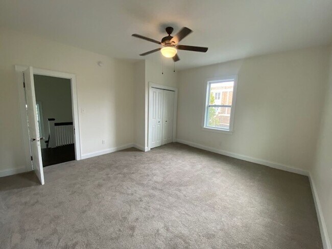Building Photo - Georgous 5 bedroom 2.5 bath home in Downto...