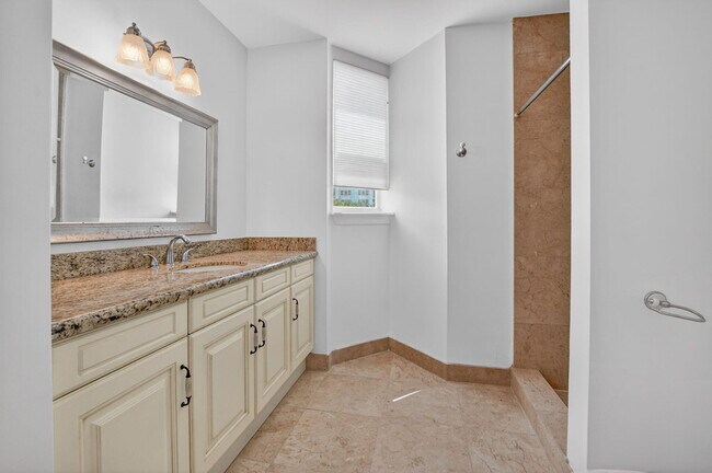 Building Photo - 616 SE 20th Ave