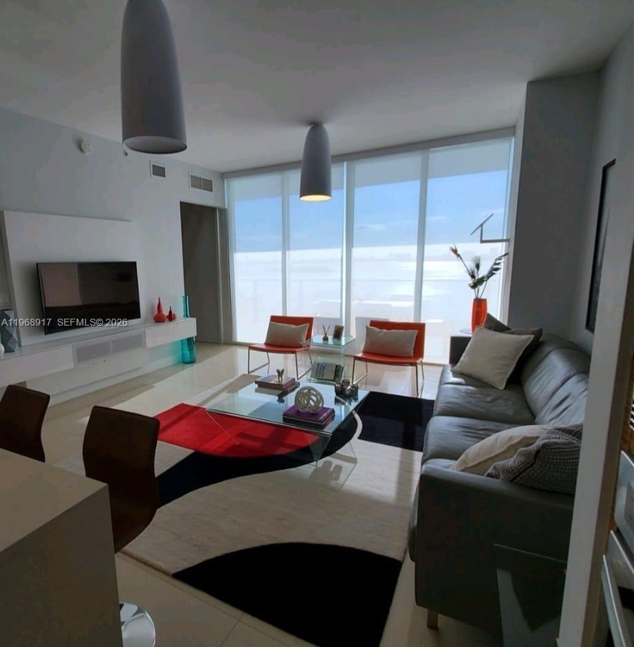 Building Photo - 2020 N Bayshore Dr