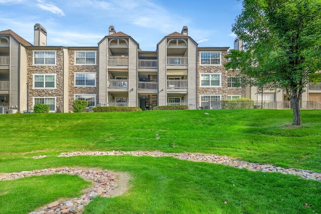 Building Photo - $1,495.95 with $300 off the first month's rent, 1 Bed, 1 Bath Condo in Englewood with Cozy Firepl...