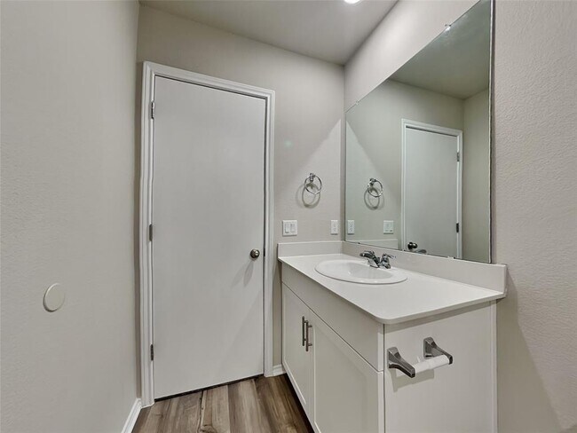 Building Photo - 5121 Saddle Clb Dr