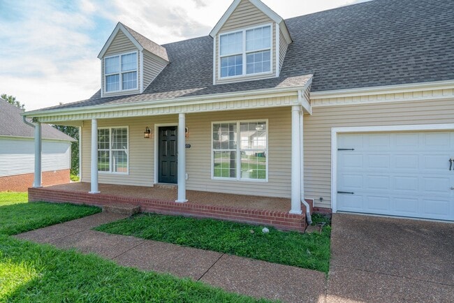 Building Photo - Charming Thompson Station Home in Sought-After Williamson County School District