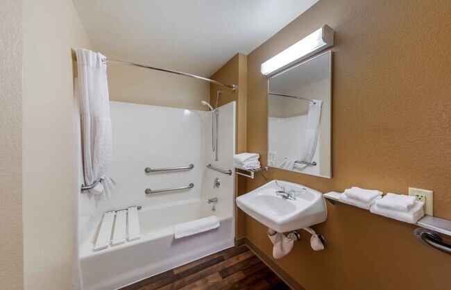 Building Photo - Furnished Studio-Los Angeles - Simi Valley