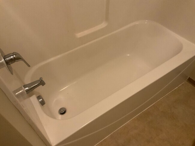 Building Photo - 3 Bedroom, 2.5 Bathroom Close to UO Campus