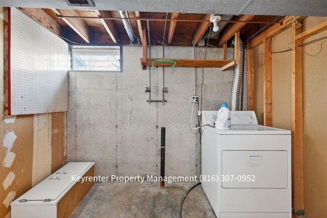 Building Photo - Spacious Florissant Home with Finished Basement & Bar