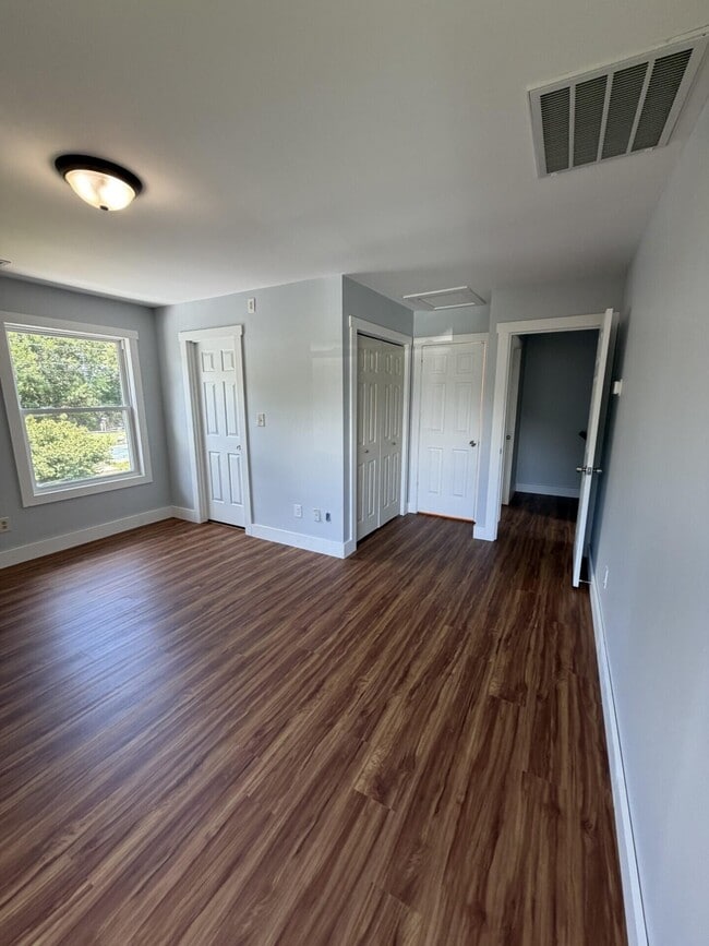 Building Photo - 721 Wayland Dr