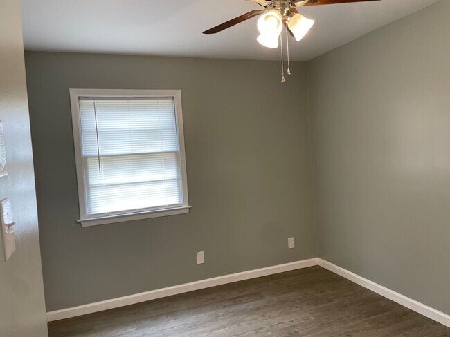Building Photo - NEWLY RENOVATED 2 BED, 2 BATH HOME!