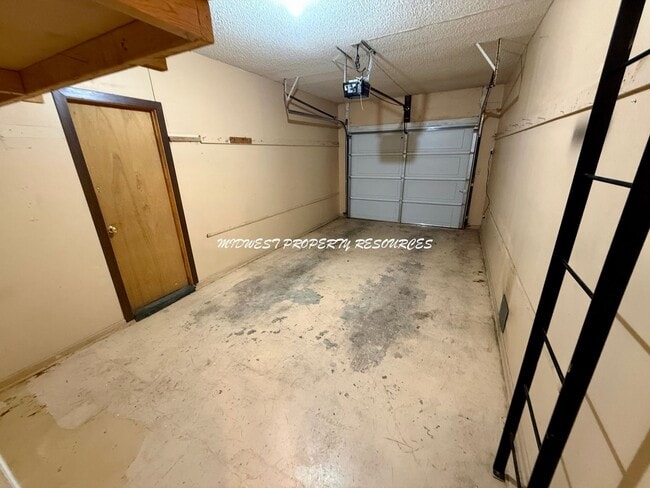 Building Photo - Beautiful 2 Bedroom Duplex - Fresh & Clean!