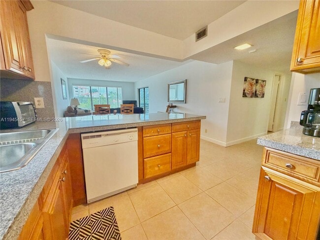 Building Photo - 2324 S Cypress Bend Dr