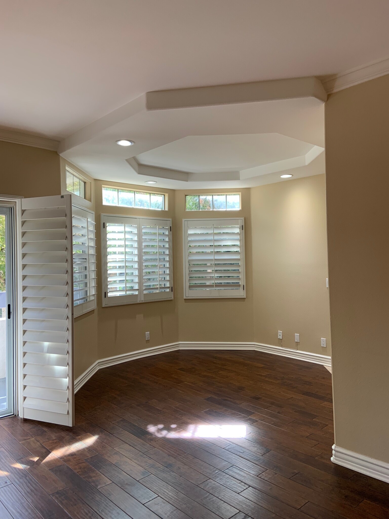 Den - 14415 Benefit St