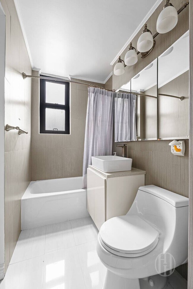 Building Photo - 225 E 36th St