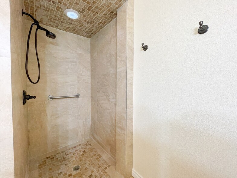 Building Photo - 1306 W 11th St