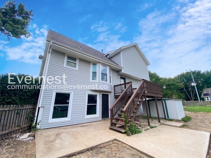Building Photo - 1104 E Pineview St
