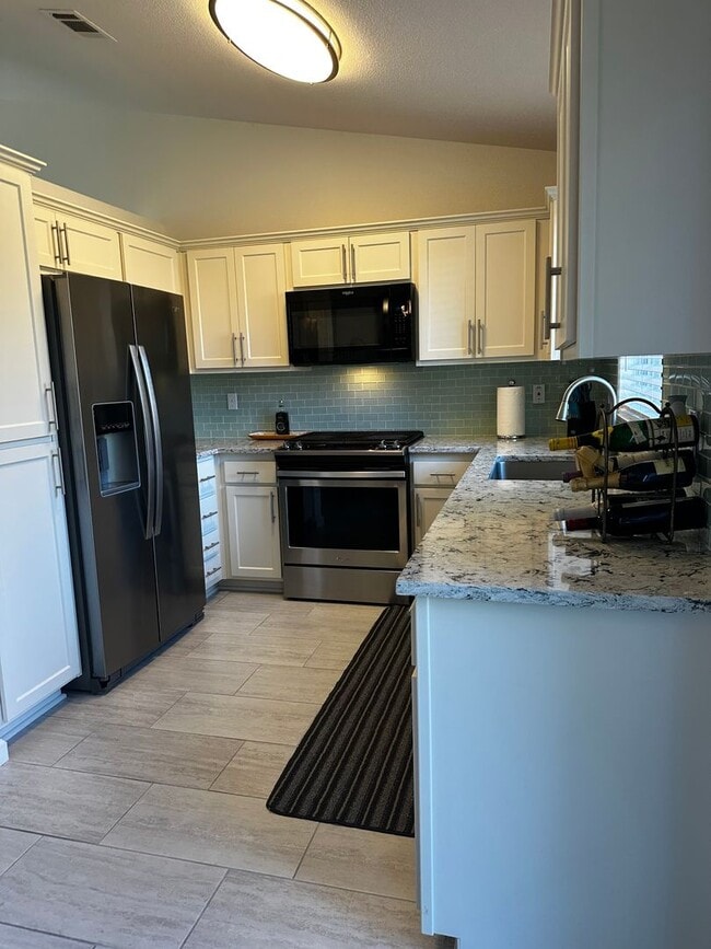 Building Photo - 2 Bedroom Ready For You!