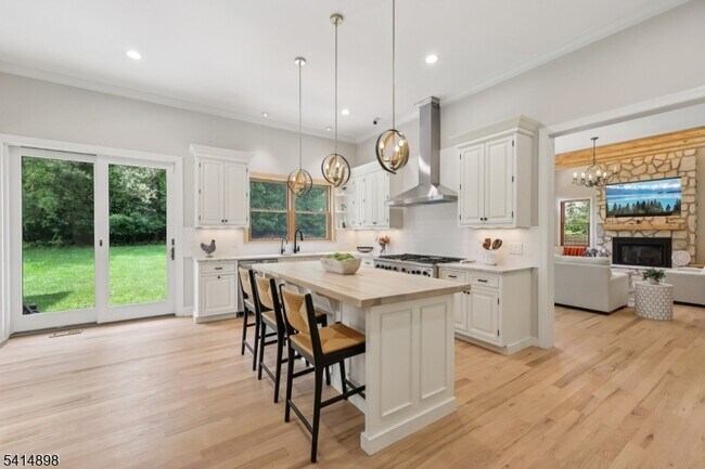 Building Photo - 5 Shores Rd